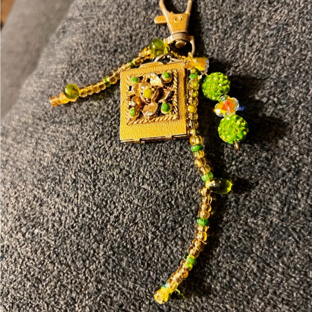Gold Keychain with this is a photo keeper fob . It holds 4 photos wioGreen Beads